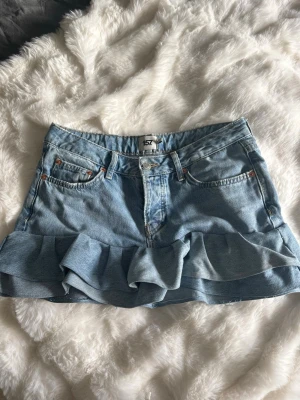 Jeanskjol med volang från 157 - Fin egen sydd jeanskjol, med jenas från Lager 157 i stolek S, model ICON. Fint skick och bilder på hur den är sydd.