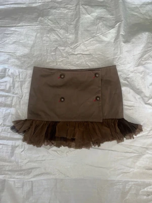 Mini skirt - ruffles  - Denna vara kommer att auktioneras ut på på Humana x Plick Live den 15 juni klockan 19:30