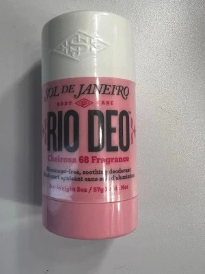 Sol de Janeiro Rio Deo deodorant - Sol de Janeiro Rio Deo är en vegansk deodorant med Cheirosa 68-doft. Den kommer i en rosa och vit plastförpackning och är aluminiumfri samt cruelty free. Perfekt för dig som vill ha en fräsch känsla hela dagen och gillar söta, tropiska dofter.