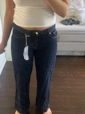 Low wide jeans  - Säljer ett par låg midjade jeans som tyvärr inte passar mig det är helt nya med prislapp.