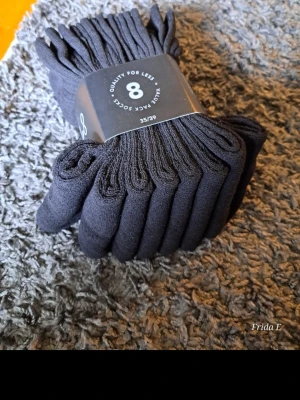 Svarta strumpor 8-pack Take8 - Säljer ett 8-pack klassiska svarta strumpor från Take8 i storlek 35/39. Strumporna är ribbade och tillverkade i mjuk bomullsmix som passar perfekt till vardags. Enkla att matcha med allt och riktigt bekväma.