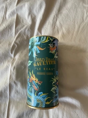 Jean Paul Gaultier Le Beau Paradise Garden - Säljer min Jean Paul Gaultier Le Beau Paradise garden då jag inte gillade den, köpte den utan att lukta tyvärr 😐. Den är från kicks och har sprayat  två gånger bara 