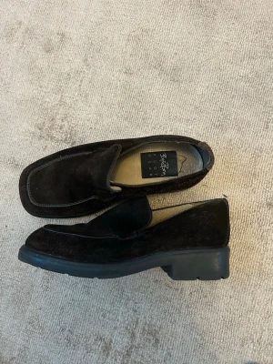 Loafers  - Säljer dessa bruna mocka loafers från Björn borg. Storleken är 42