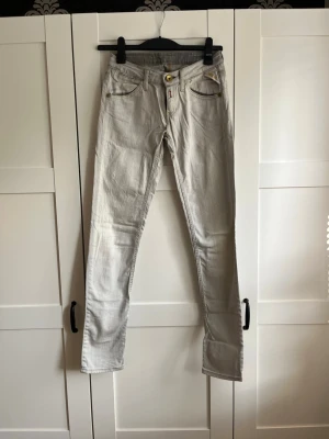 Gråa jeans från replay - Min mammas och inte använd på länge. Vanliga skinny Jeans, osäker på storlek (se sista bild) 