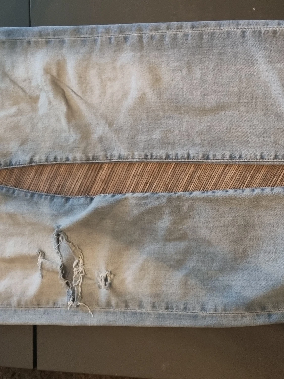 Ljusblå slitna Levi's jeans 34 34  - 1
