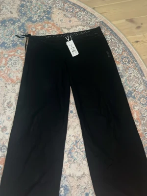 Gina tricot linnebyxor - Gina tricot linnebyxor I storlek m i teen size säljer för att de är försmå💕Helt oansvända