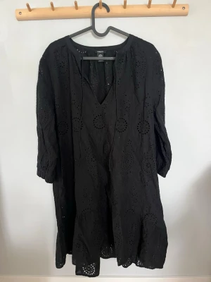 Svart broderad klänning från Lindex - Svart klänning från Lindex med broderade detaljer och hålmönster. Klänningen har v-ringning, trekvartsärm och är tillverkad i bomull. Perfekt nu till sommaren eller som solklänning. Använd fåtal gånger. Storlek M. Pris kan diskuteras🥰
