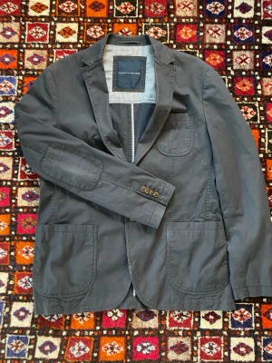 Kavaj overshirt från Hilfiger  - Säljer en otroligt snygg och stilig jacka från Hillfiger! Nypris är cirka 1249kr! Den är i storlek L/52 men passar mig i M/48! Hör av dig vid frågor och funderingar!
