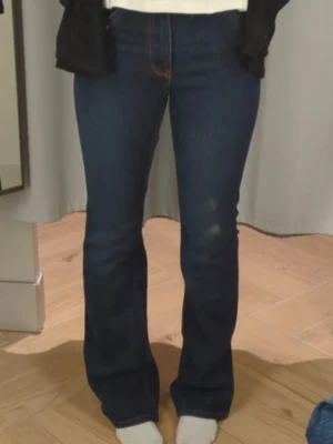 Jeans - Mörkblåa utsvängda jeans 