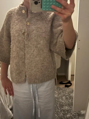 Trekvartskofta - Superfin trekvartsstickad kofta från Neo Noir!!!! ❣️❣️❣️😇är i strl 34 men skulle säga sitter som även S