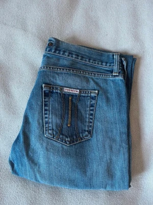 Utsvängda jeans  - Jeans från 90 talet super snygga! Bootcut och låg midja. Midjemått 40cm, innerbenslängd 76cm🩷