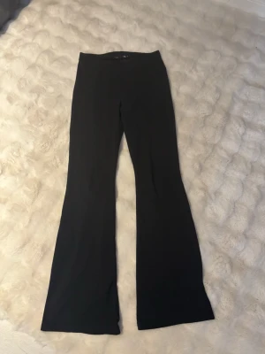 Kostymbyxor/leggings - Säljer ett par byxor från Lager 157 i storlek S, dom är i bra skick🥰pris kan såklart diskuteras 