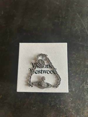 Vivienne westwood armband - Stilrent Vivienne Westwood armband med tillhörande box samt kort bruksanvisning. Armbandet är använt 15-20 gånger och söker ny ägare som kan framhäva armbandets fulla potential. Nypris 125£ (1400kr)