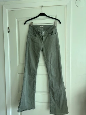 Gröna bootcut jeans från Nelly - Snygga gröna jeans från Nelly med bootcut passform och klassiska fickor bak med vit detalj. Jeansen har normal midja och är perfekta för vardagen. Endast använda ett fåtal gånger🥰