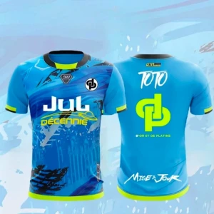 Blå kortärmad t-shirt Jul Décennie - Unik blå t-shirt från Jul Décennie med tryck både fram och bak. T-shirten har korta ärmar, rund halsringning med gul detalj och grafiskt mönster i blå och gula toner. Perfekt för dig som gillar streetwear och vill sticka ut.