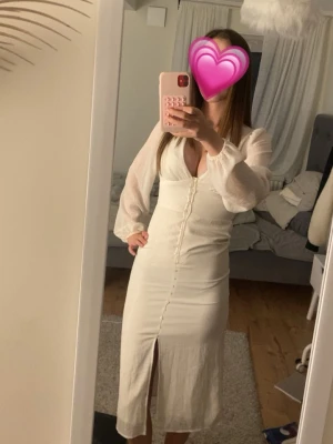 Skitsnygg klänning - Jättefin Amore liknande lång klänning från Gina tricot i storlek 32. Verkligen jättefin men sitter tyvärr för tight på mig, men är i jättefint skick! 