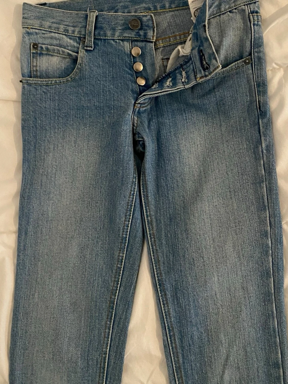 Ljusblå skinny jeans med knappar Från Cheap Monday.  - 1