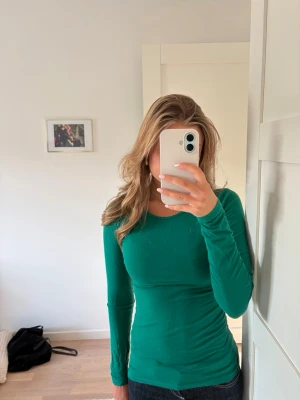 Grön långärmad topp från H&M - En enkel och snygg grön långärmad topp från H&M i storlek xs . 💕