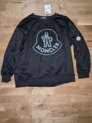 Moncler Sweatshirt - Selling Moncler Sweatshirt in size S, but it feels like xs