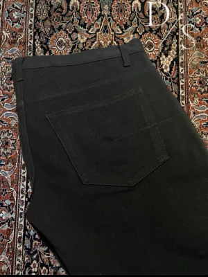 Dior HOMME Japan - brand new - 003 model - Almost brand new Dior homme jeans, made by kris van assche Theese black jeans with a good fit feature incredible quality almost the best you can find. these are the 003 model not sure what year. Width: 42cm Length: 102cm Leg opening; 17,5cm 