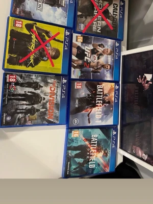 PS4 spel med action och sport ETT SPEL= 100kr  - Säljer ett paket med PS4-spel: Homefront, UFC 2, The Division, Battlefield 1 och Battlefield 2042. Alla spel har blå plastfodral och färgstarka omslag. Perfekt för dig som gillar action, krigsspel och sport. Spelen är från kända märken som EA och Ubisoft.