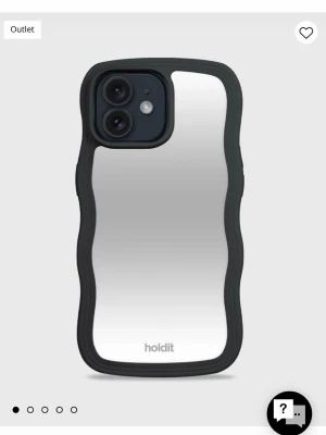 Spegelmobilskal från Holdit svart - Snyggt mobilskal med spegelyta från Holdit. Skalets ram är svart och har en vågig form som ger ett unikt grepp. Baksidan är spegelblank och passar perfekt för dig som vill ha koll på looken. Tillverkat i tåligt material som skyddar mobilen. För iPhone 12!!🥰 Knappt använt eftersom jag fick en ny mobil ganska snabbt efter jag köpte skalet. 