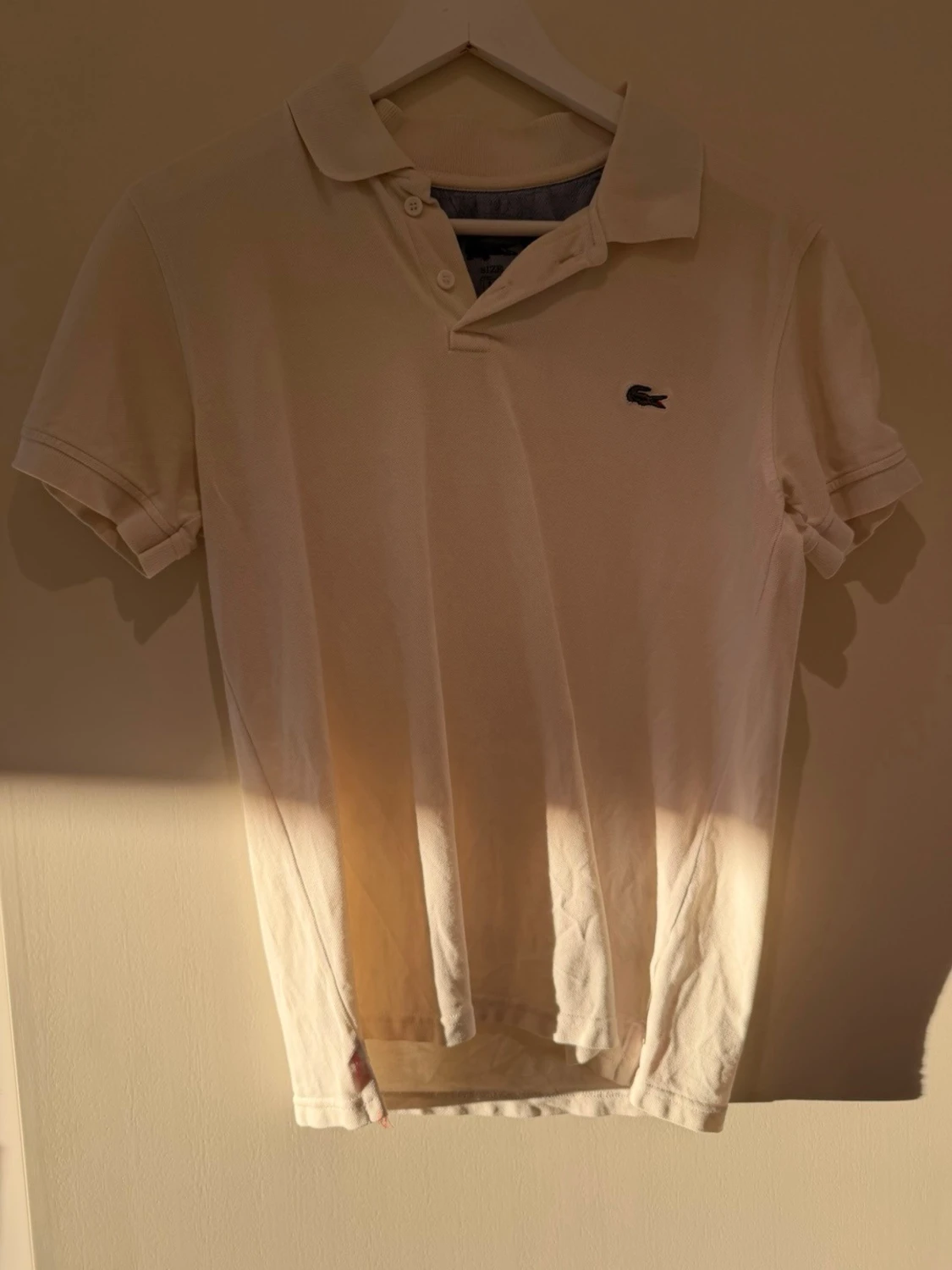 Vit pikétröja från Lacoste
