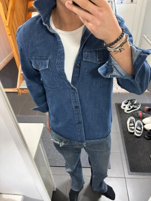 Marinblå Vintage Overshirt  - Storlek M, skick 9/10. Pris 399, fraktas samma dag!