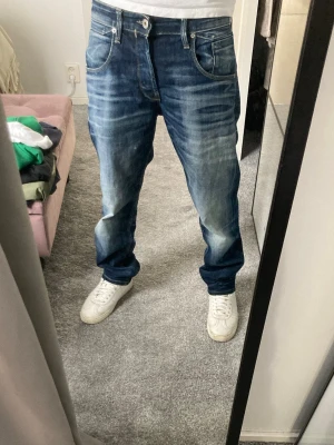 Jack & Jones Loose Chris Jeans - Tjena, säljer dessa sjukt feta Jack & Jones jeans i storlek 29/32. Dessa passar alla tillfällen och får sjukt mycket komplimanger! Hör av er vid fler frågor eller funderingar!