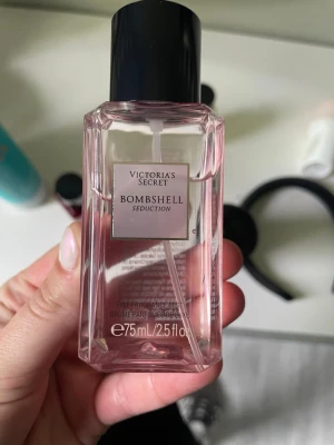 Victoria's Secret Bombshell Seduction - Bombshell Seduction från Victoria's Secret är en parfym med en elegant rosa flaska och svart lock. Flaskan är rektangulär och rymmer 75 ml. Doften är feminin och lockande, perfekt för dig som vill ha en lyxig och modern känsla.🩷🩷🩷Den är helt nyköpt och säljer den då det inte var min smak på parfym 💞😇