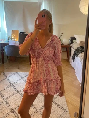 Rosa vit kortklänning - Säljer en rosa vit klänning från Zara i strl M. Passar även för de som har S.