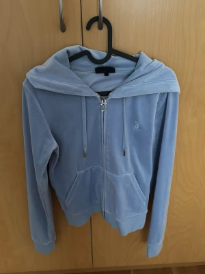 Ljusblå velourkofta Juicy Couture - Säljer en ljusblå zip-kofta från Juicy Couture i mjuk velour. Säljer då den inte har kommit till någon användning! 💞