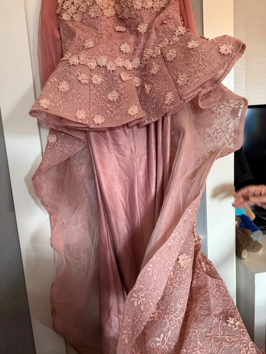 Rosa långklänning med spets och blommor - 2