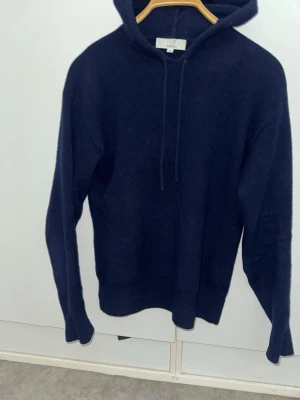 Kashmir tröja/hoodie - Säljer nu min stilrena hoodie från Carmes i 100% Kashmir! Hoodien är i väldigt bra skick och sparsamt använd, endast en liten defekt på vänster handled som är ihopsydd, syns inte ens på nära håll! Nypris ligger på 1299 men jag släpper den för att endast 700. Bara att höra av sig vid eventuella frågor och funderingar!