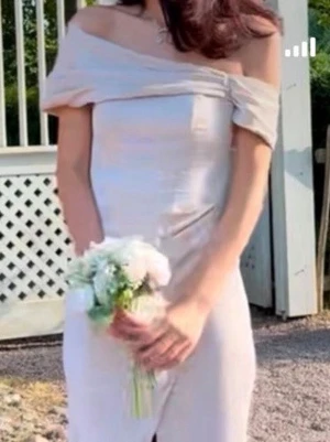 Ljus offshoulder långklänning - Elegant ljus offshoulder långklänning med draperad överdel och figurnära passform. Klänningen har en mjuk, romantisk look och passar perfekt till speciella tillfällen. Materialet ser ut att vara mjukt och följsamt.