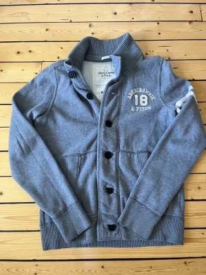 Vintage Abercrombie & Fitch cardigan  - Sjukt snygg vintage Abercrombie & Fitch cardigan i storlek M. Mycket bra skick. Skriv vid eventuella funderingar😁 fraktar inom 1-2 dagar 