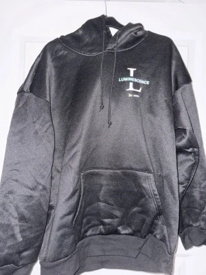 Svart hoodie - Svart hoodie, men reflex logo. Jätteskön. Storlek M, men passar även L.