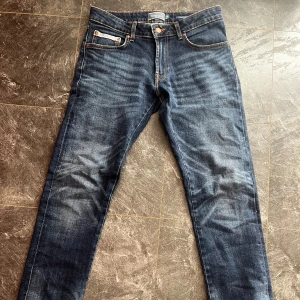 Blå jeans från Dressmann Regular Fit - Säljer ett par klassiska blå jeans från Dressmann i modellen Regular Fit. Storlek:31/32