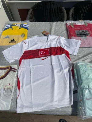 Turkiet VM2026 - Turkiet bortatröja VM2026.                                                   1 för 300kr 2 för 500kr 3 för 600kr.                                 Storlekar small, medium och large 