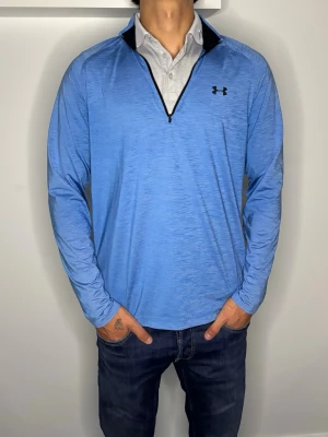 Under armour golf tröja  - Strilen, unik Under Armour golf tröja!🤩 modellen är 187 cm lång och väger 70 kg!🤩