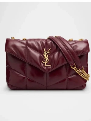 Vinröd YSL quiltad handväska - Snygg vinröd quiltad handväska från Saint Laurent med guldigt YSL-emblem och kedjerem. Väskan är tillverkad i mjukt läder och har en kuvertformad design med dekorativa sömmar. Perfekt accessoar för att lyfta din outfit.