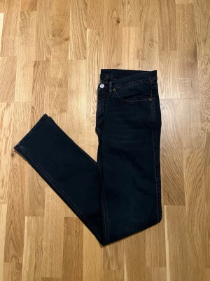 Acne Studios Jeans - Storlek 32/34 - Stilrena Acne Studios Jeans för män, Modellen är blå konst. Storlek Waist 32 / Lenght 34. Plagget är nyskick inga skador/slitage. Hör av dig vid intresse/frågor. PRIS KAN DISKUTERAS!