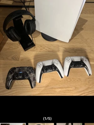 PlayStation 5 digital edition + tre kontroller + hyperx headset - PlayStation 5 Digital Edition – 667 GB + 3 handkontroller + HyperX Wireless headset  Säljer en PlayStation 5 Digital Edition (667 GB lagring) i fullt fungerande skick. Konsolen är välskött och återställd.  Ingår: • PS5 Digital Edition (667 GB) • 3 st DualSense-handkontroller • 2 st fungerar felfritt • 1 st har stickdrift  • HyperX trådlöst gamingheadset (fungerar bra) • Strömkabel • HDMI-kabel Allt fungerar som det ska förutom den ena handkontrollen som har stickdrift. Perfekt paket för dig som