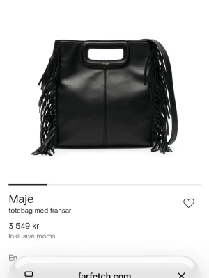 Svart totebag med fransar från Maje - Stilren svart shoppingväska från Maje i slätt läder med coola fransdetaljer längs sidorna. Väskan har fyrkantig form, inbyggda handtag och en axelband som tillkommer. 