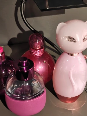 Stort parfympaket med 18 parfymer!!  - Flera parfymer i snygga flaskor. 15 stycken parfymer. Halvfulla flaskor på bild 1 Britney Spears Fantasy, Kathy Perry Meow, Hollister Festival nite samt Boum Candy Land EDP av Jeanne Arthes 🌸 fulla flaskor på bild 2, endast provade på bild 3, nya parfymer + handkräm på bild 4, bild 5 och så gott som full parfym på bild 6.