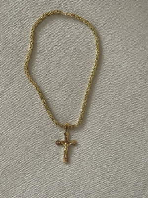 Byzantinsk Halskedja 18k Guldpläterad - Byzantinsk Halskedja 18k Guldpläterad Längd: 60cm Bredd: 6mm Kors: höjd 59mm, bredd 40mm