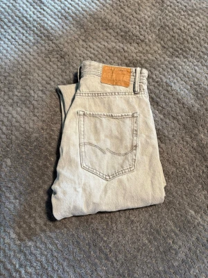 Jack&Jones Chris Jeans - Ett par Jack & Jones jeans i modellen Chris vilket har en lös eller mer baggy passform. Säljer då de inte används längre. Jeansen har en lite skada på insidan av benen men inget som syns eller påverkar användningen.