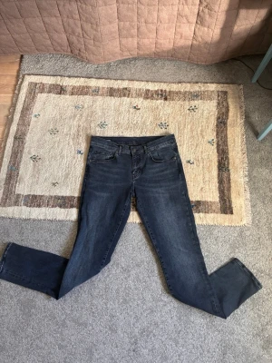 J Lindeberg jeans - Ett par jeans från J Lindeberg med skönt mjukt tyg och slim passform. Storlek 32 i midjan, pris kan diskuteras!