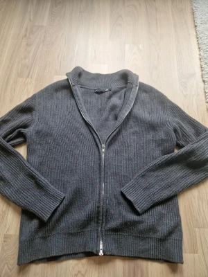 Cardigan - En grå cardigan från Lager 157. Storlek S. Herr. 