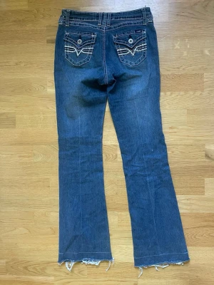 Blå bootcut jeans från Angels - Snygga blå bootcut jeans från Angels med broderade bakfickor och slitna benslut. Köpte dessa på depart.a.mental I mall of Scandinavia!